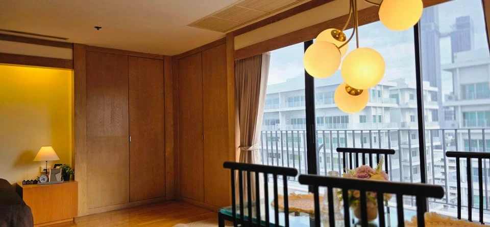 For rent: ICON III, very spacious room, plenty of usable space, fully furnished, reserve now.