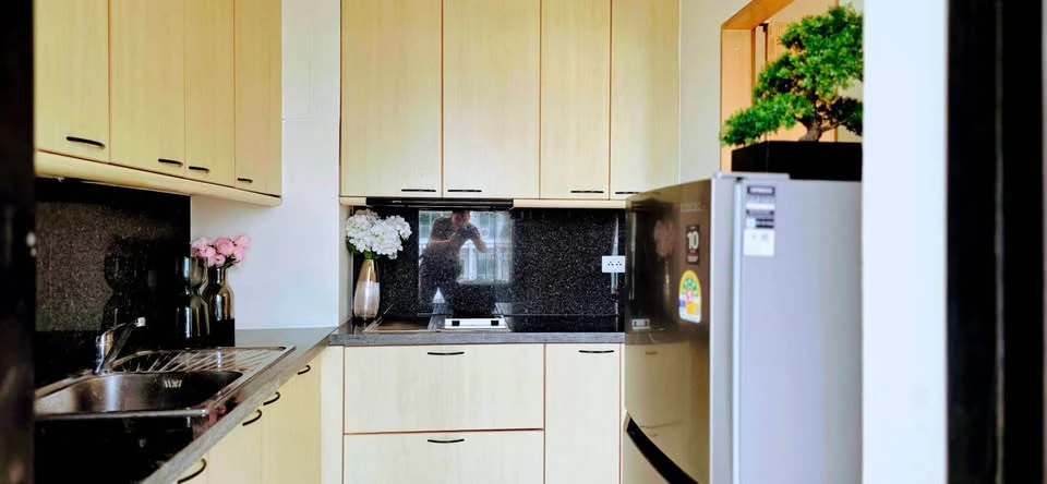 For rent: ICON III, very spacious room, plenty of usable space, fully furnished, reserve now.