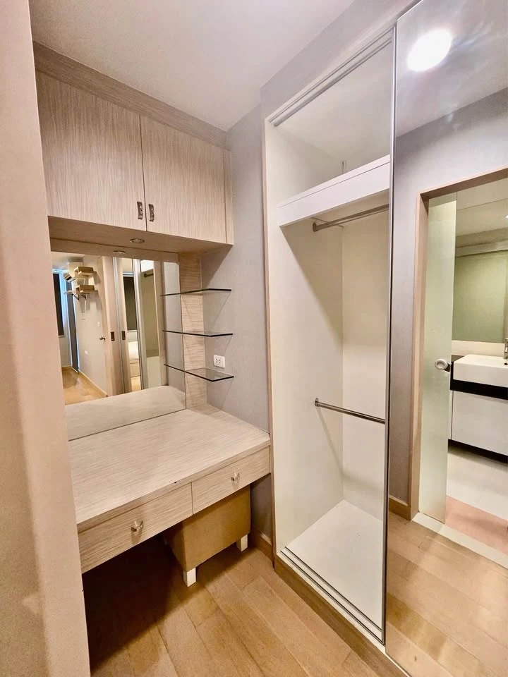 For rent: Ideo BluCove Sathorn, fully furnished unit with high-quality wallpaper, in a prime location. Don't miss out!