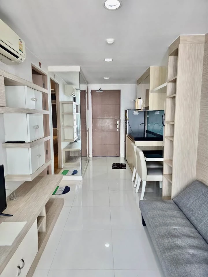 For rent: Ideo BluCove Sathorn, fully furnished unit with high-quality wallpaper, in a prime location. Don't miss out!