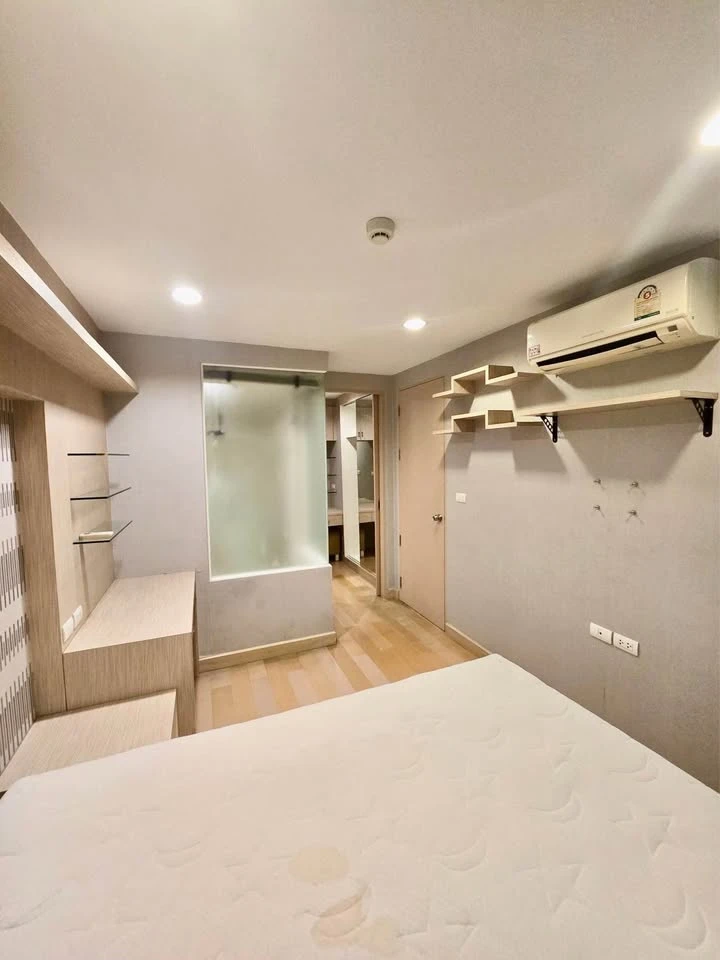 For rent: Ideo BluCove Sathorn, fully furnished unit with high-quality wallpaper, in a prime location. Don't miss out!