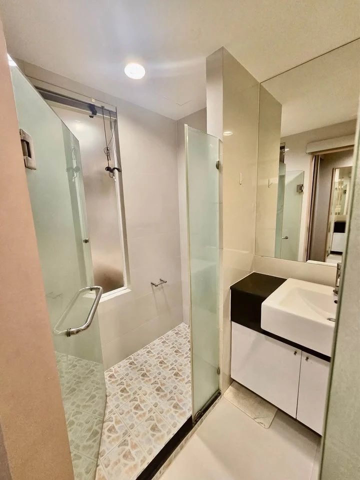 For rent: Ideo BluCove Sathorn, fully furnished unit with high-quality wallpaper, in a prime location. Don't miss out!