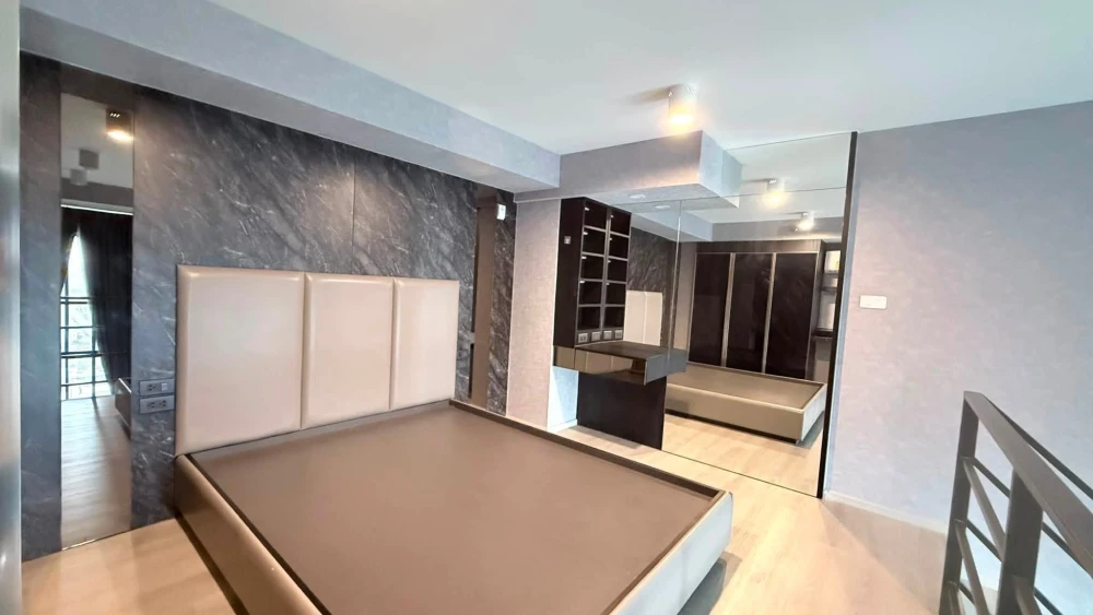 For rent: Ideo Charan 70 - Riverview. High ceilings, spacious and airy unit in a great location with beautiful, unblocked views. Book now!