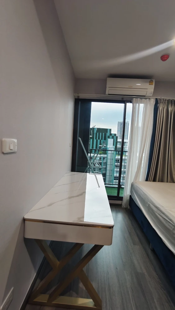 For rent: Ideo Chula Samyan, spacious room with plenty of usable space, built-in marble walls, and a large, comfortable sofa. Reserve now!