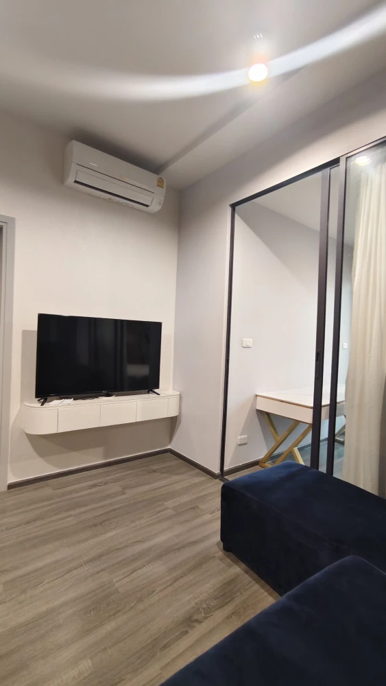 For rent: Ideo Chula Samyan, spacious room with plenty of usable space, built-in marble walls, and a large, comfortable sofa. Reserve now!
