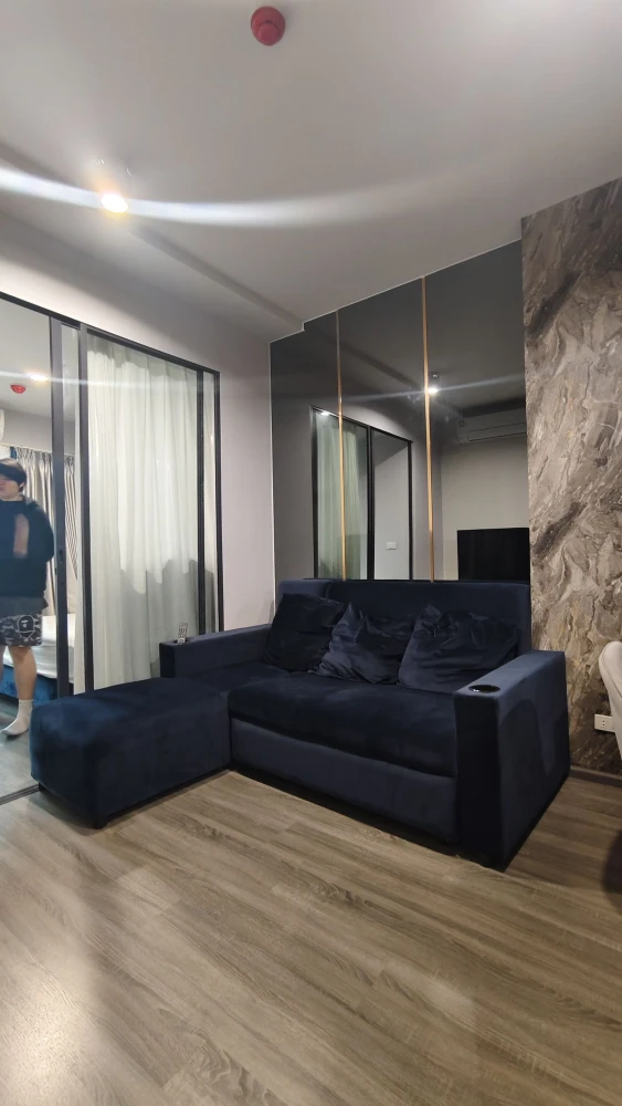 For rent: Ideo Chula Samyan, spacious room with plenty of usable space, built-in marble walls, and a large, comfortable sofa. Reserve now!