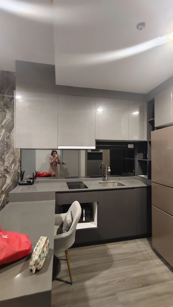 For rent: Ideo Chula Samyan, spacious room with plenty of usable space, built-in marble walls, and a large, comfortable sofa. Reserve now!