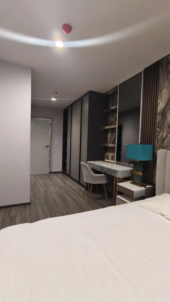 For rent: Ideo Chula Samyan, spacious room with plenty of usable space, built-in marble walls, and a large, comfortable sofa. Reserve now!