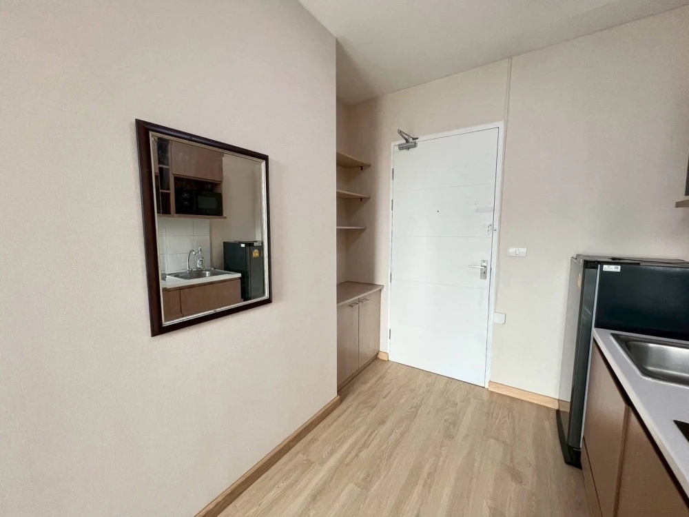 For rent: Ideo Mix Phaholyothin, spacious corner unit, comfortable living space. Book now!