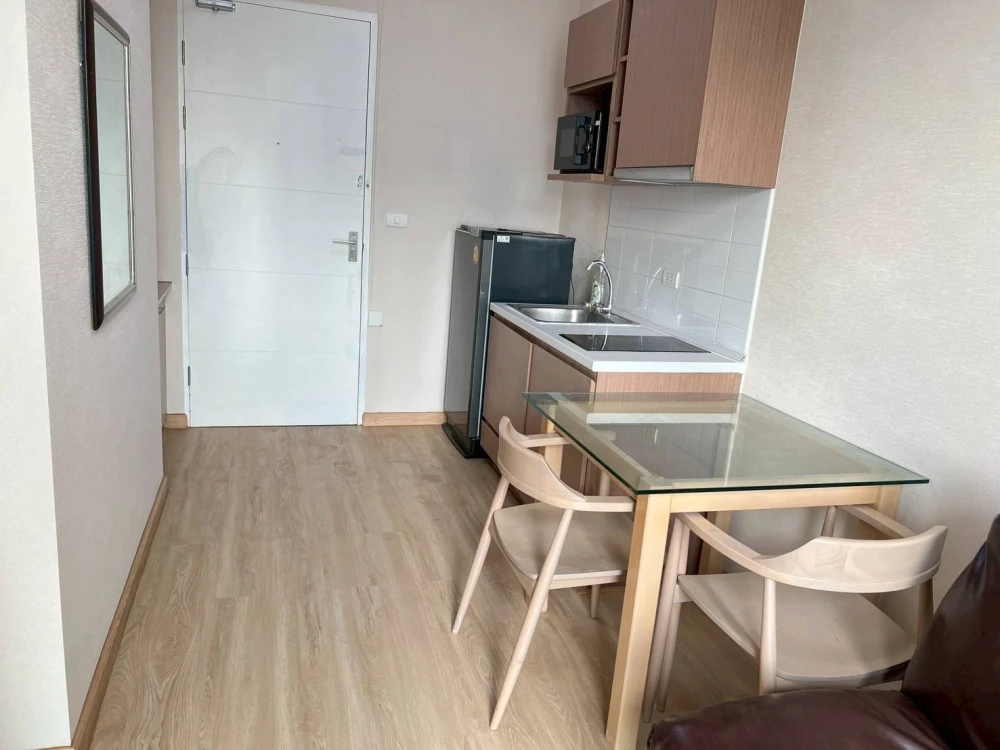For rent: Ideo Mix Phaholyothin, spacious corner unit, comfortable living space. Book now!