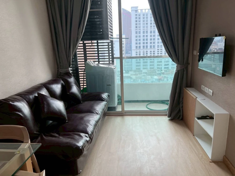 For rent: Ideo Mix Phaholyothin, spacious corner unit, comfortable living space. Book now!