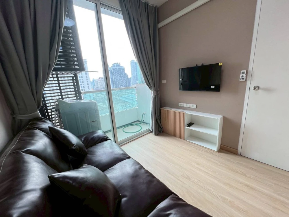 For rent: Ideo Mix Phaholyothin, spacious corner unit, comfortable living space. Book now!