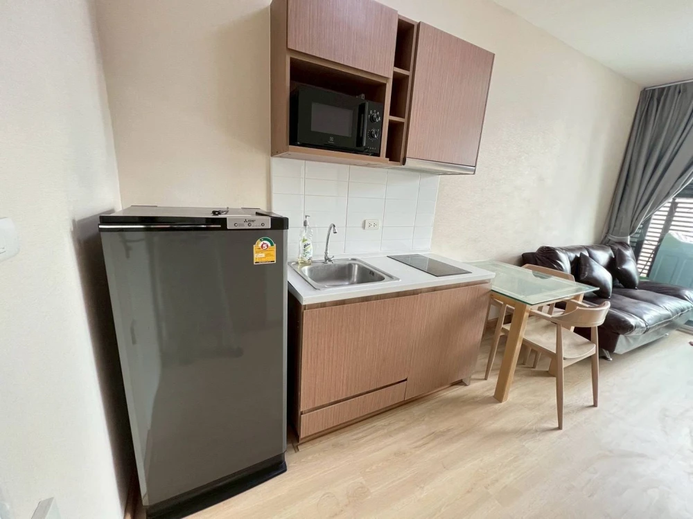 For rent: Ideo Mix Phaholyothin, spacious corner unit, comfortable living space. Book now!