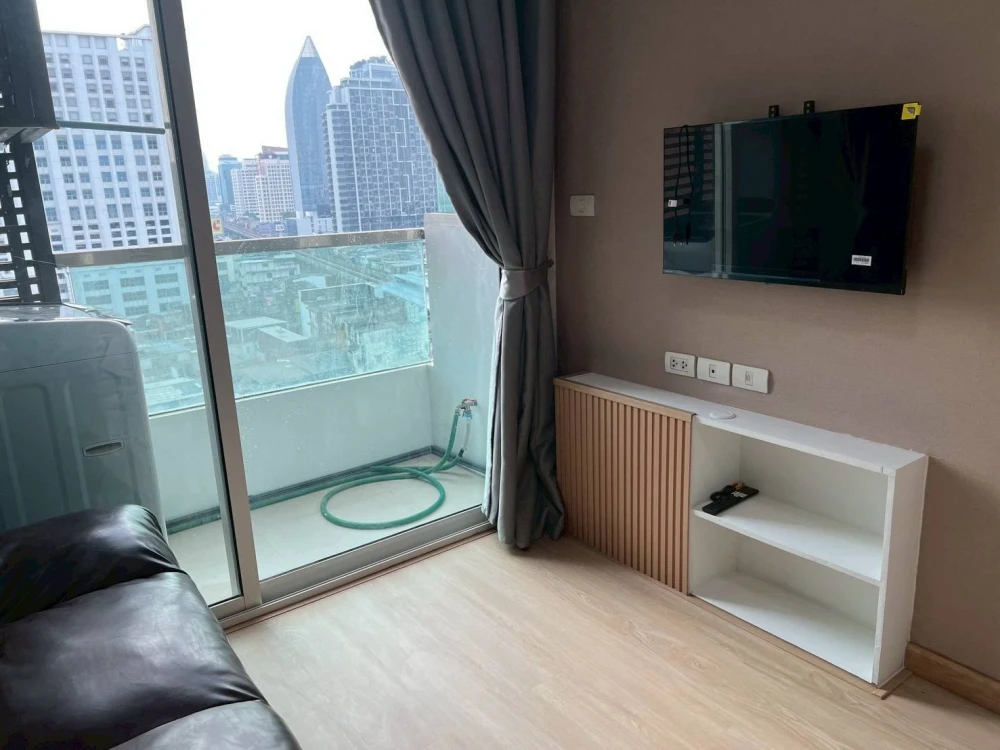 For rent: Ideo Mix Phaholyothin, spacious corner unit, comfortable living space. Book now!