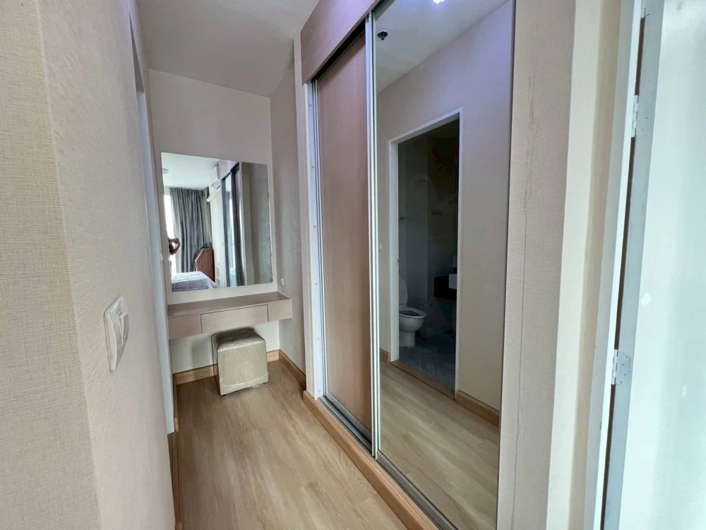 For rent: Ideo Mix Phaholyothin, spacious corner unit, comfortable living space. Book now!