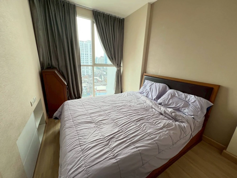 For rent: Ideo Mix Phaholyothin, spacious corner unit, comfortable living space. Book now!