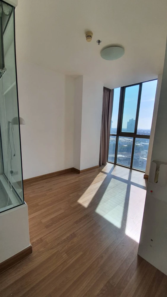 For rent: Ideo Mix Sukhumvit 103, corner unit facing Bang Na intersection. Comfortable and spacious. Book now!