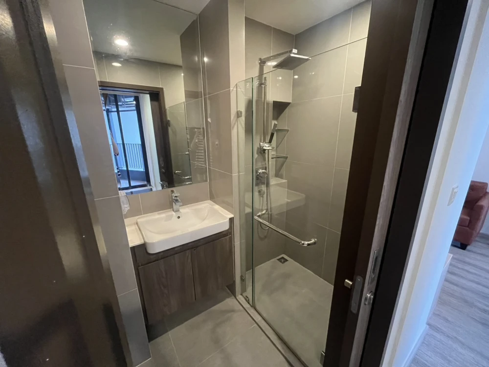 For rent Ideo Mobi Asoke, 31st floor, high floor, good view, comes with complete decoration, book now, don't miss it.