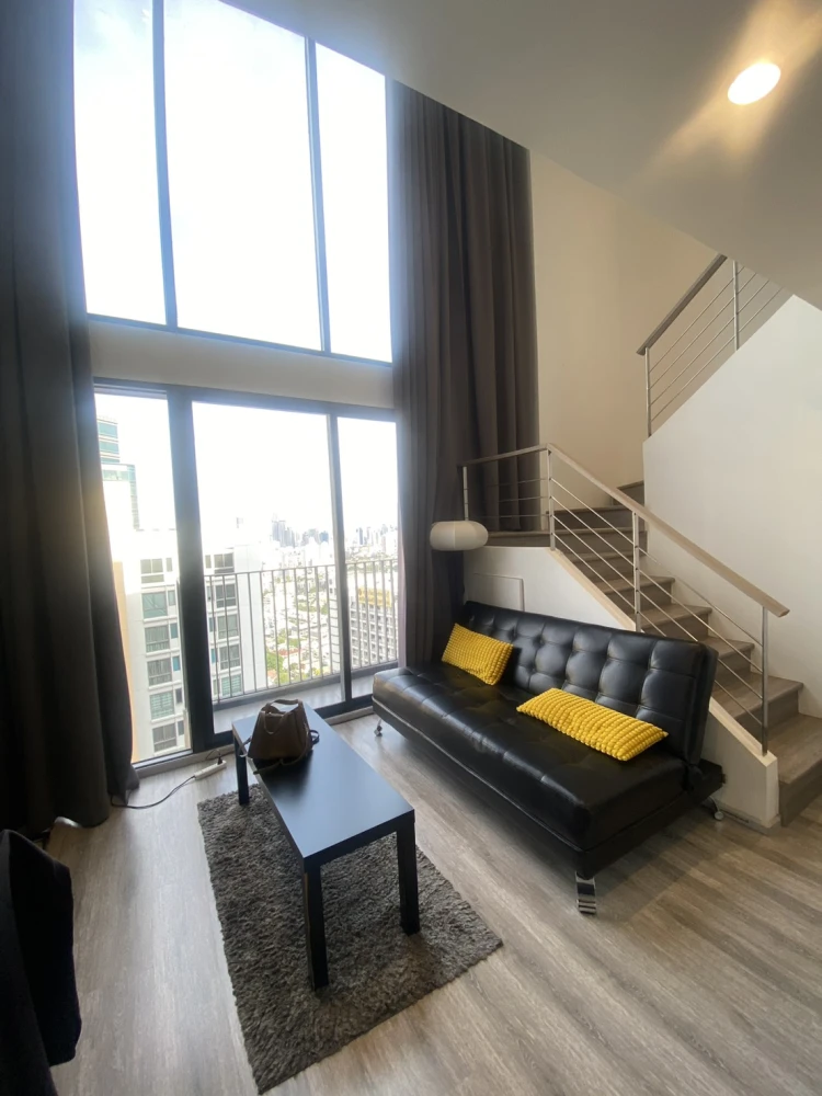 For rent IDEO Mobi Asoke, Duplex room, 2 floors, 45 sqm, 32nd floor, high view, affordable price. Hurry up to reserve. Don't wait.