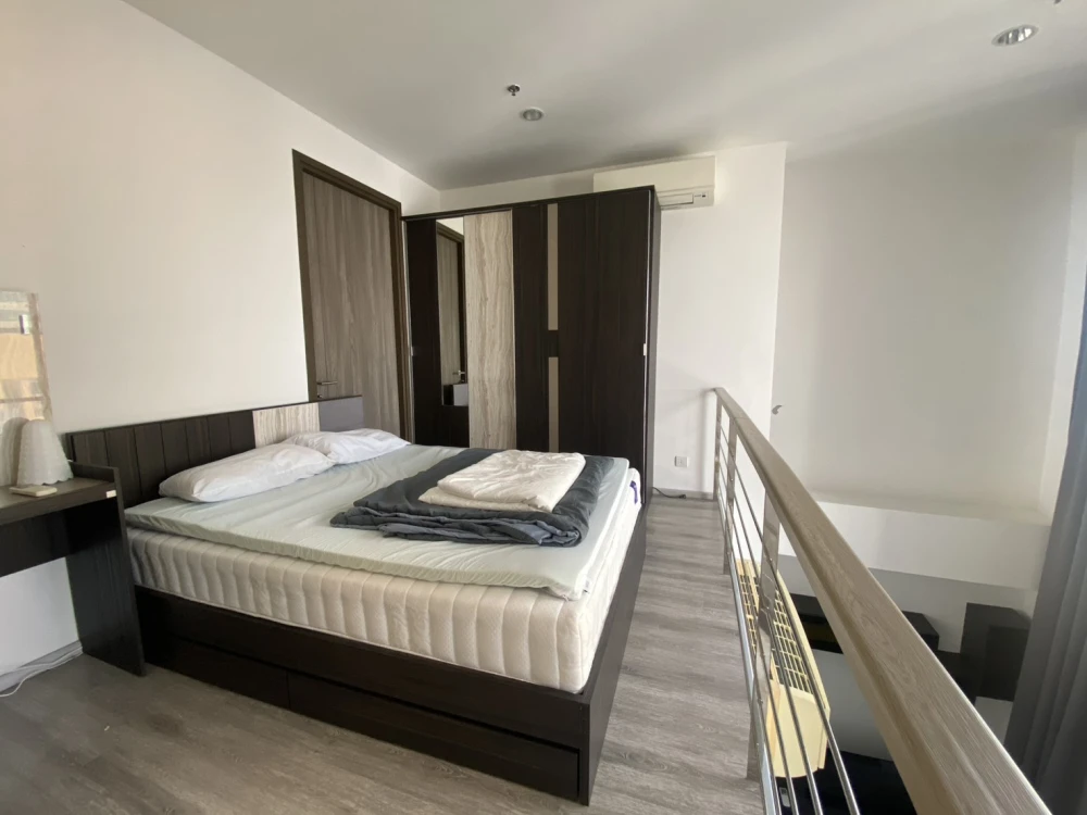 For rent IDEO Mobi Asoke, Duplex room, 2 floors, 45 sqm, 32nd floor, high view, affordable price. Hurry up to reserve. Don't wait.