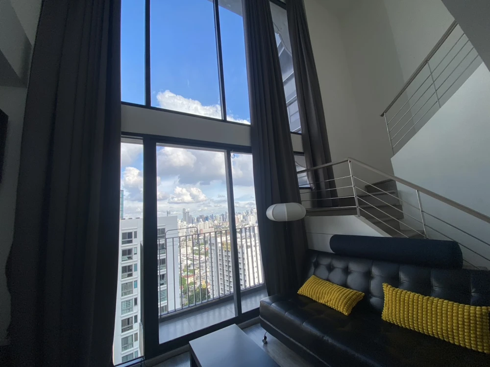 For rent IDEO Mobi Asoke, Duplex room, 2 floors, 45 sqm, 32nd floor, high view, affordable price. Hurry up to reserve. Don't wait.