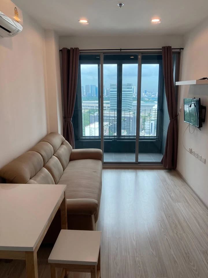 For rent: Ideo Mobi Bangsue Grand Interchange, high floor room with complete facilities. Reserve now!