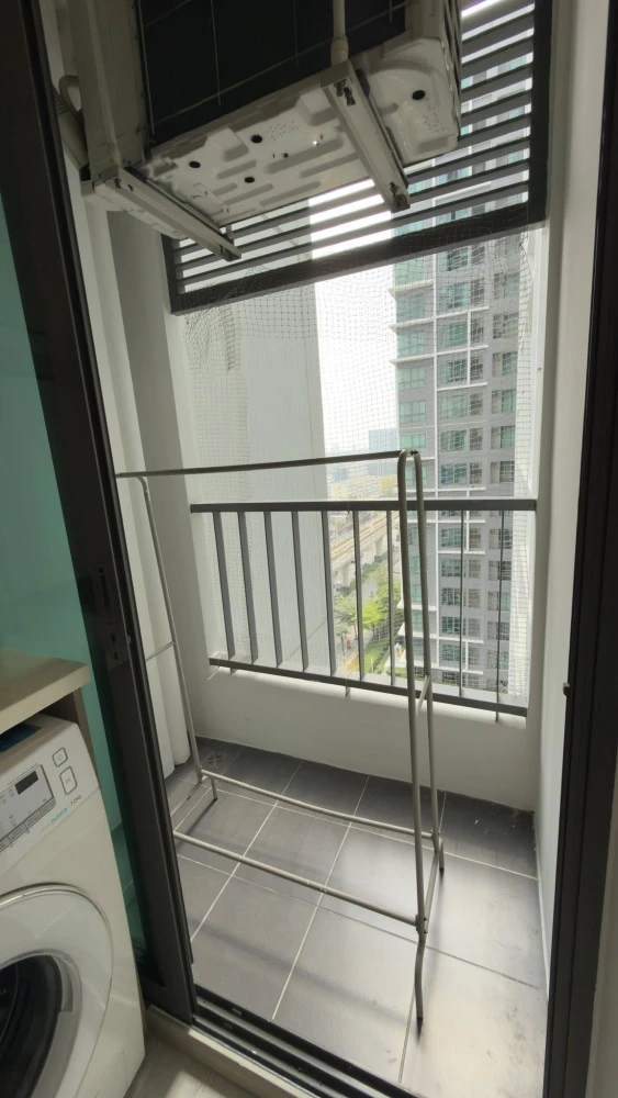 For rent: Ideo Mobi Charan-Interchange, a nice room with full furniture on a high floor. Book now!