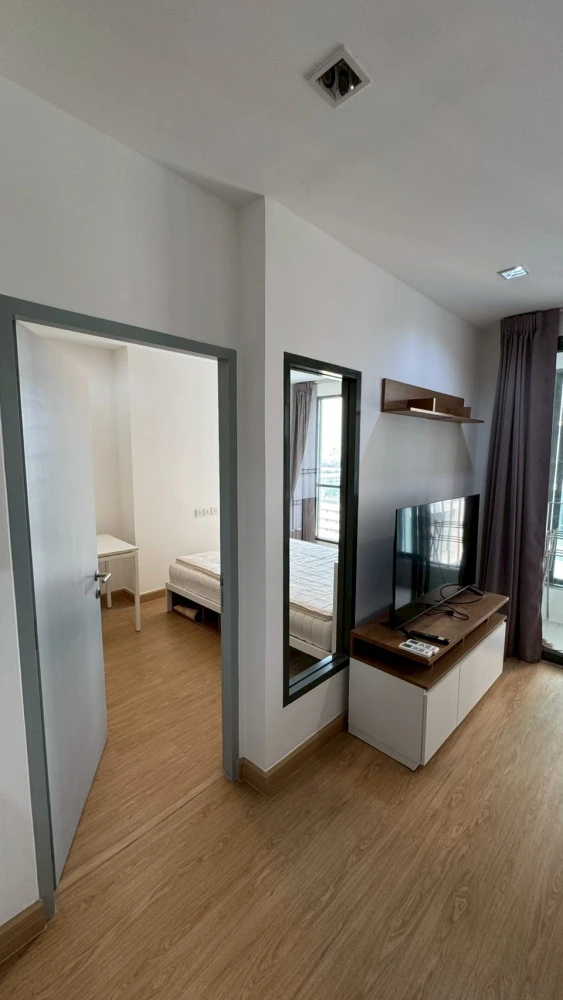 For rent: Ideo Mobi Phayathai, 10th floor, pool view, corner unit, fully furnished. Book now!