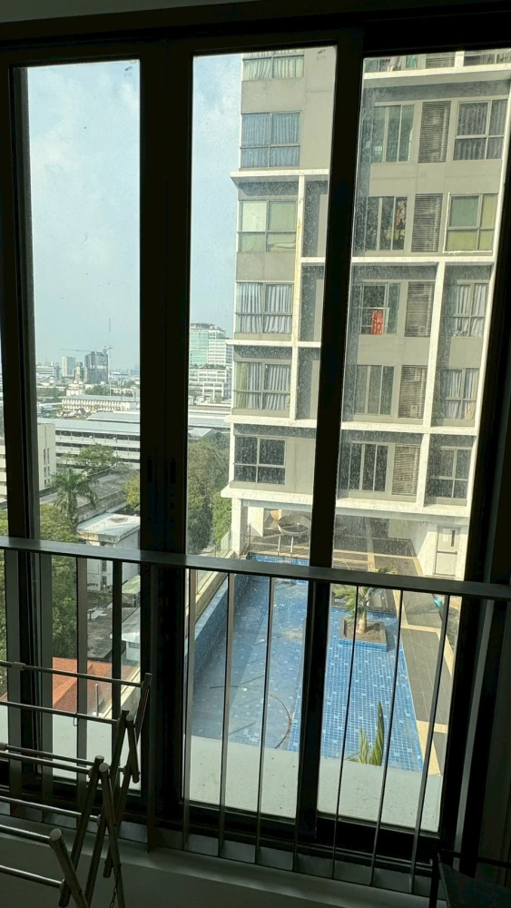 For rent: Ideo Mobi Phayathai, 10th floor, pool view, corner unit, fully furnished. Book now!