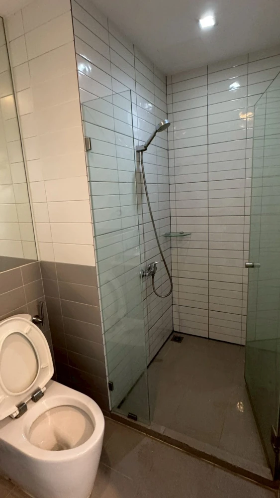 For rent: Ideo Mobi Phayathai, 10th floor, pool view, corner unit, fully furnished. Book now!