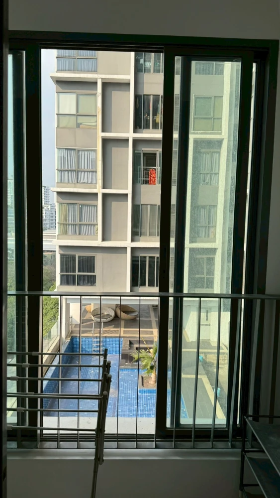 For rent: Ideo Mobi Phayathai, 10th floor, pool view, corner unit, fully furnished. Book now!