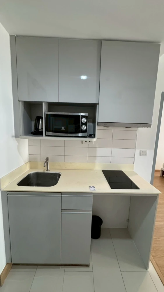 For rent: Ideo Mobi Phayathai, 10th floor, pool view, corner unit, fully furnished. Book now!