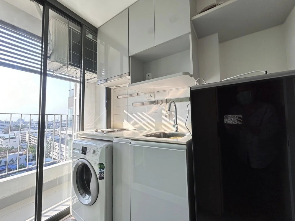 For rent: Ideo Mobi Phayathai, 11th floor, pool view, fully furnished with appliances. Don't miss out!