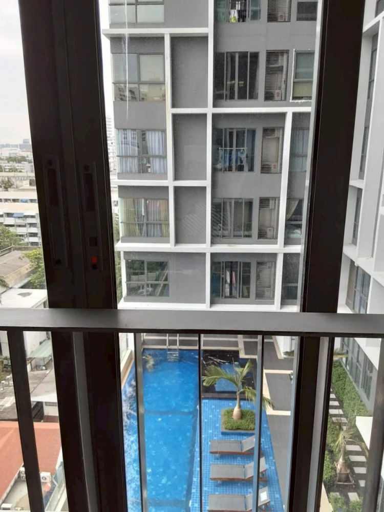 For rent: IDEO Mobi Phayathai, a comfortable room, fully furnished with furniture and electrical appliances. Just bring your bags and move in.