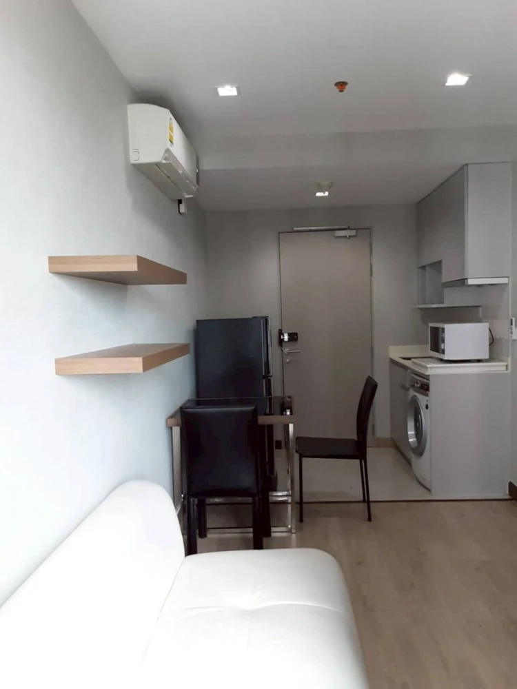 For rent: IDEO Mobi Phayathai, a comfortable room, fully furnished with furniture and electrical appliances. Just bring your bags and move in.