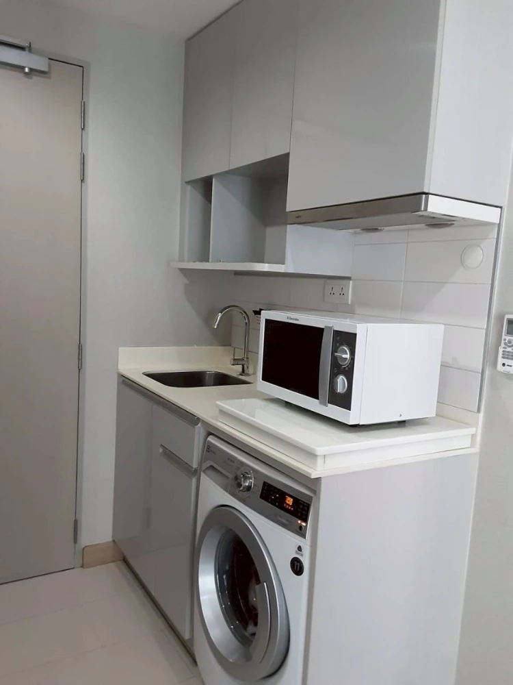 For rent: IDEO Mobi Phayathai, a comfortable room, fully furnished with furniture and electrical appliances. Just bring your bags and move in.