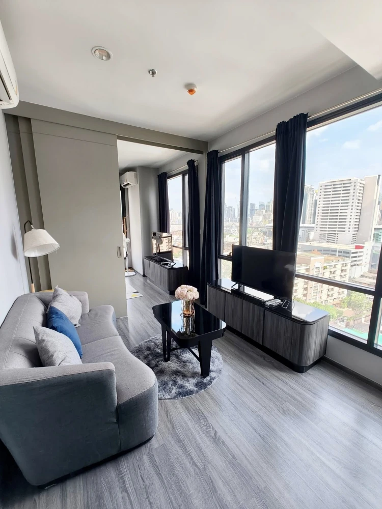 For rent Ideo Mobi Rangnam, a nice room, beautiful view, corner room, complete with furniture and electrical appliances. Good like this, hurry and boo