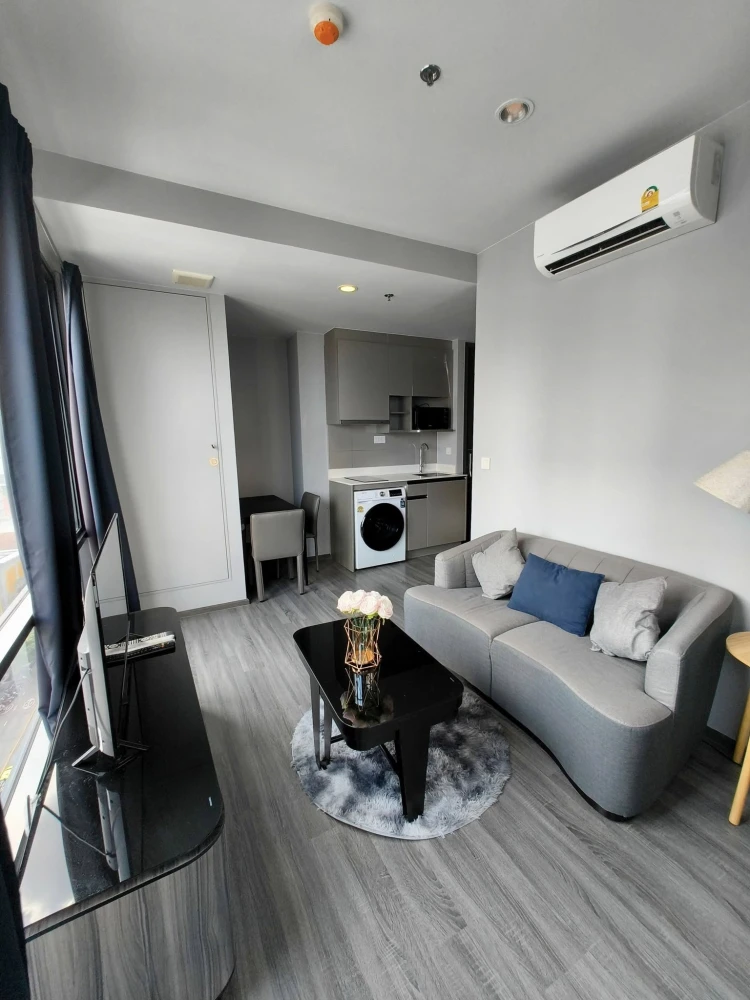 For rent Ideo Mobi Rangnam, a nice room, beautiful view, corner room, complete with furniture and electrical appliances. Good like this, hurry and boo