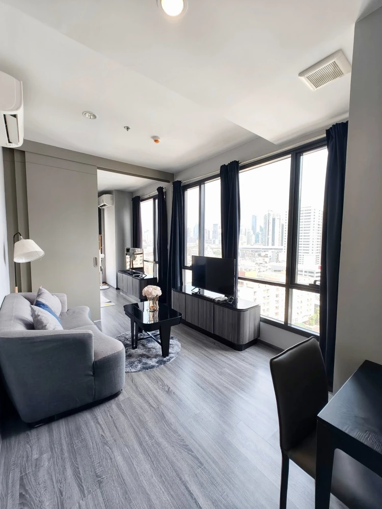 For rent Ideo Mobi Rangnam, a nice room, beautiful view, corner room, complete with furniture and electrical appliances. Good like this, hurry and boo