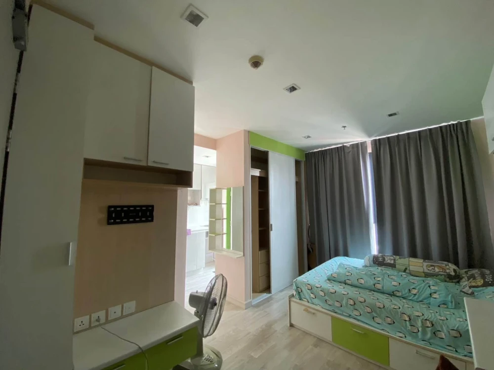 For Rent: IDEO Mobi Sathorn, 29th floor. Fully furnished and ready to move in. Beautiful unit featuring a high-angle city view and great airflow; unob