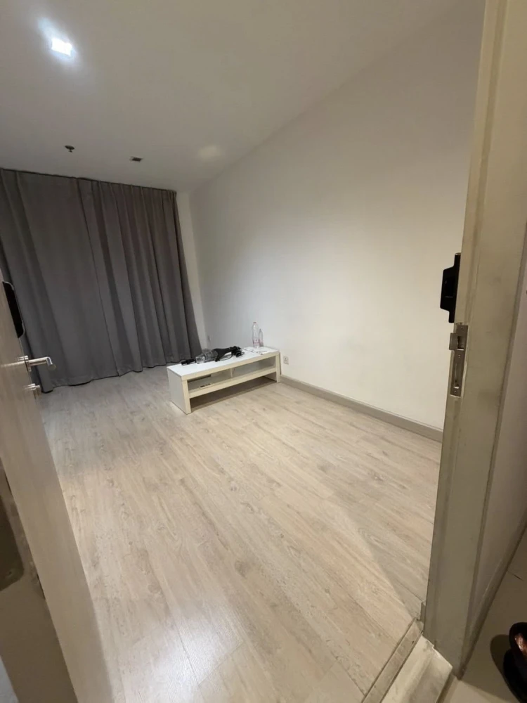 For rent: Ideo Mobi Sathorn, high floor unit, comfortable, good ventilation, beautiful view. Book now!