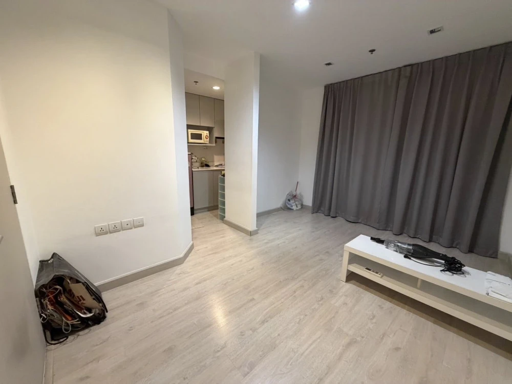 For rent: Ideo Mobi Sathorn, high floor unit, comfortable, good ventilation, beautiful view. Book now!