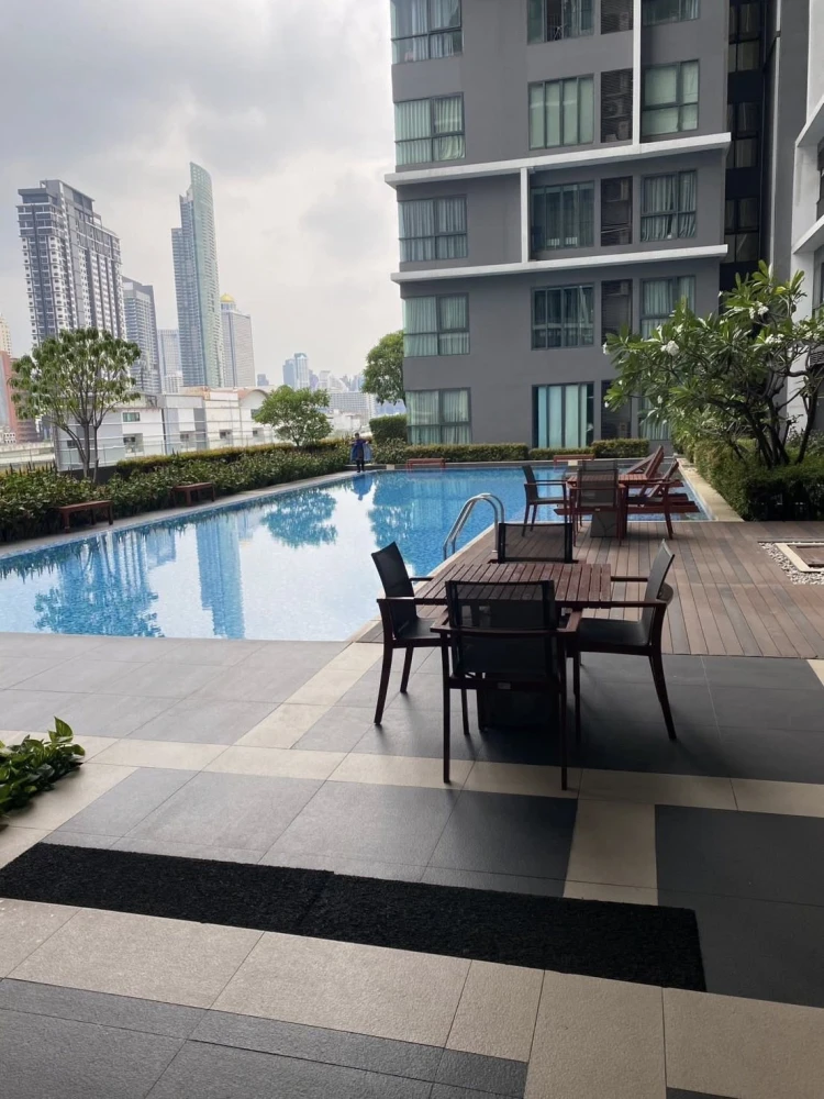 For rent: Ideo Mobi Sathorn, high floor unit, comfortable, good ventilation, beautiful view. Book now!