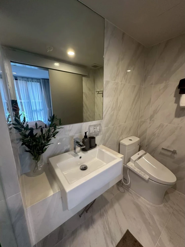 For rent: Ideo Mobi Sukhumvit 40. Nice room, fully furnished, great location, convenient transportation. Book now!