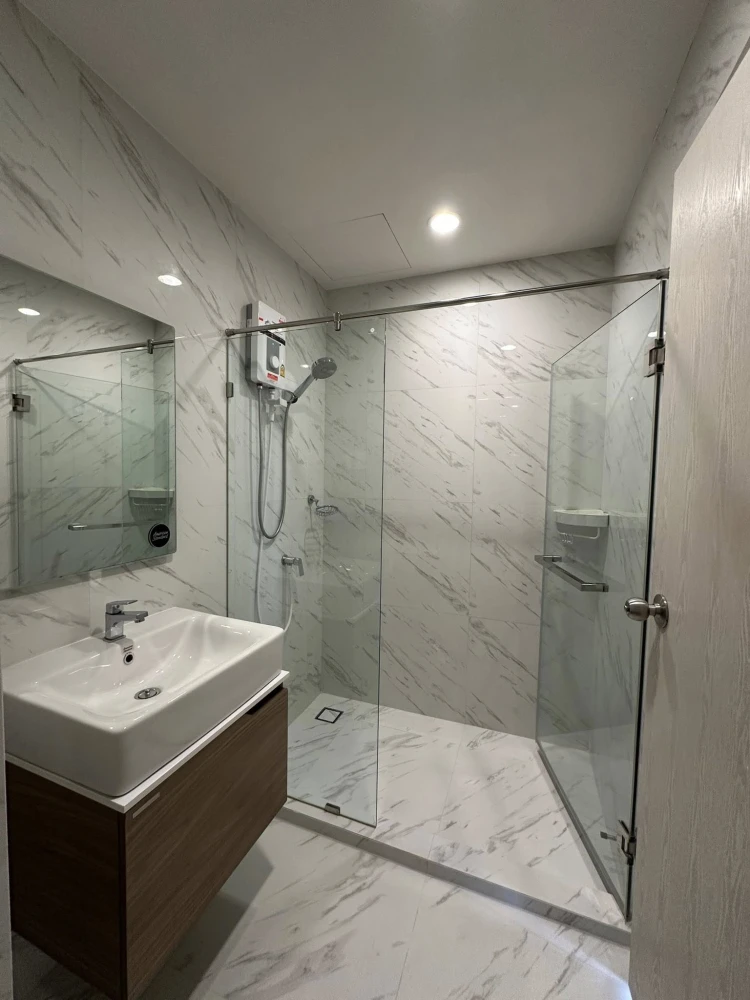 For rent: Ideo Mobi Sukhumvit East Point, 1 bedroom, 1 bathroom, good location, beautiful view from high floor, fully furnished, reserve now.
