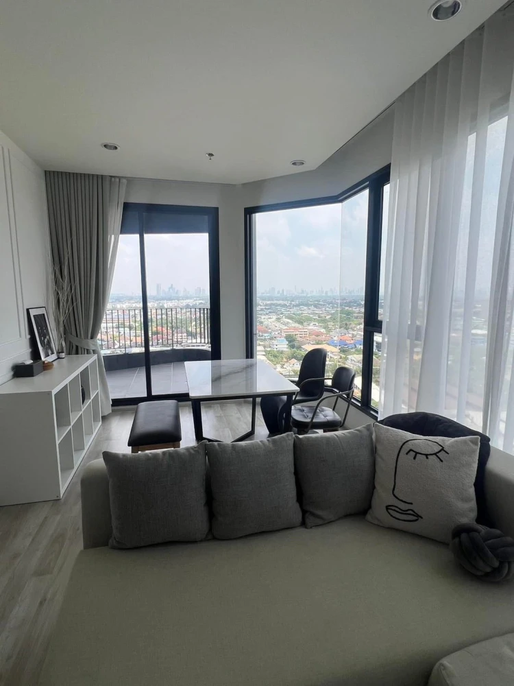 For rent: Ideo Mobi Sukhumvit East Point, 18th floor, corner room, fully furnished, nice to live in, book now.