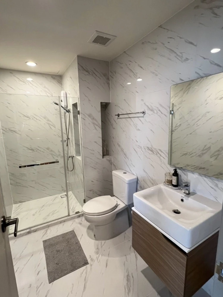 For rent: Ideo Mobi Sukhumvit East Point, 18th floor, corner room, fully furnished, nice to live in, book now.