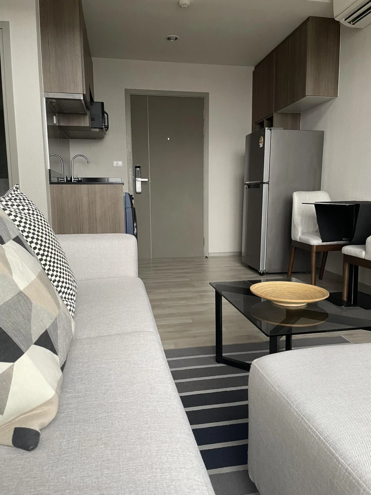 For rent: Ideo Mobi Sukhumvit East Point, spacious room with lots of usable space, high ceiling, airy, beautiful view. Reserve now!