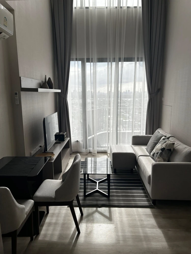 For rent: Ideo Mobi Sukhumvit East Point, spacious room with lots of usable space, high ceiling, airy, beautiful view. Reserve now!