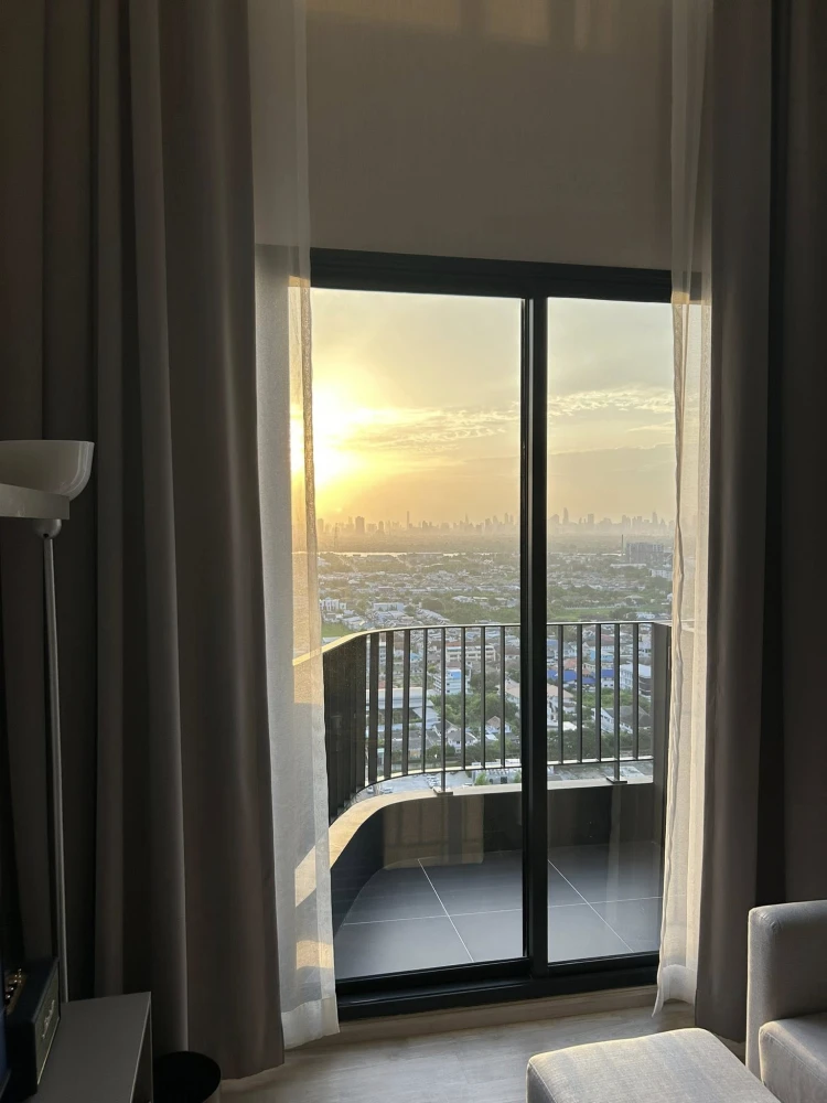 For rent: Ideo Mobi Sukhumvit East Point, spacious room with lots of usable space, high ceiling, airy, beautiful view. Reserve now!